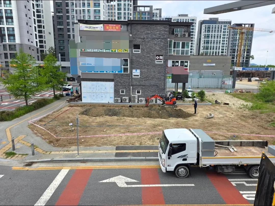 Construction site for a car detailing shop in Daejeon, Korea