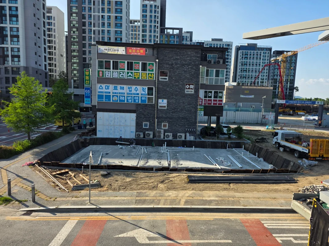 Construction site of my car detailing shop in Korea near apartment complexes